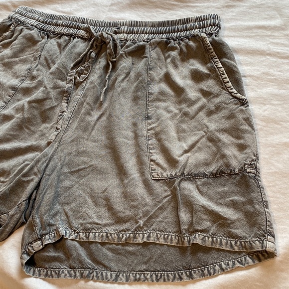 Solitaire Shorts - Picture 2 of 10